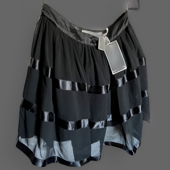 Never worn, new Lipsy London skirt in black. - Picture 2 of 4